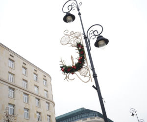 Świąteczna iluminacja coraz bliżej. Już montują bożonarodzeniowe światełka