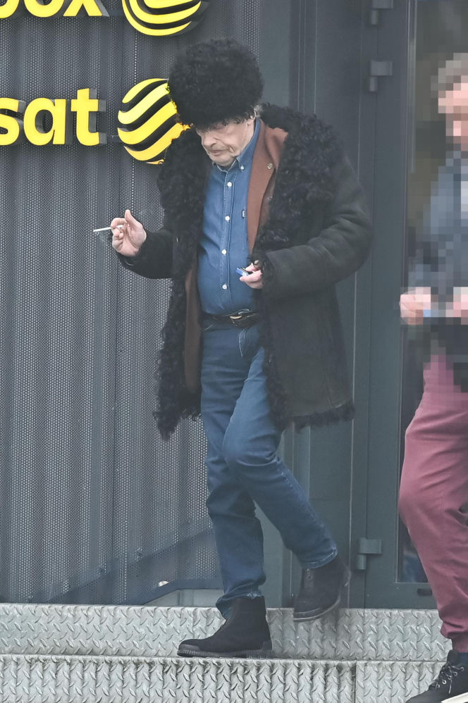 Daniel Olbrychski pali pod zakazem palenia