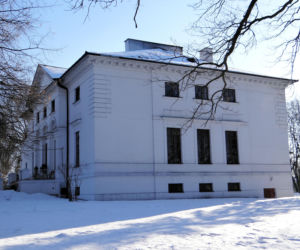 To jedno z najmniejszych miast w województwie łódzkim. Mieszka w nim mniej osób niż na wsiach