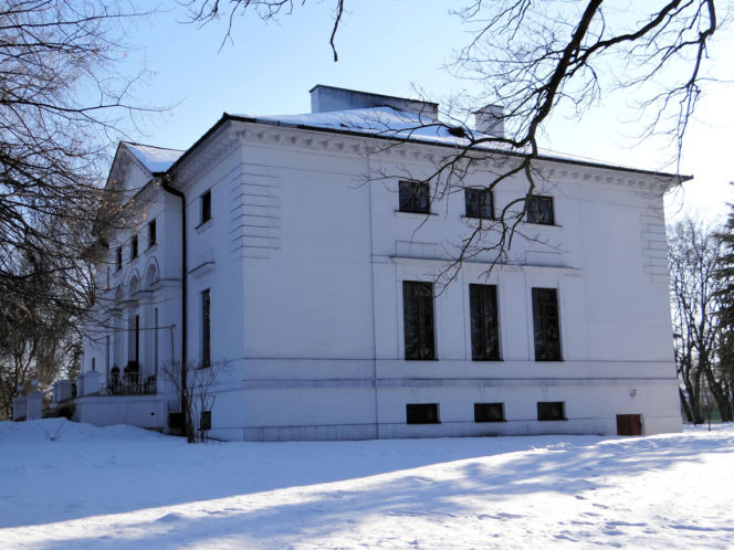 To jedno z najmniejszych miast w województwie łódzkim. Mieszka w nim mniej osób niż na wsiach