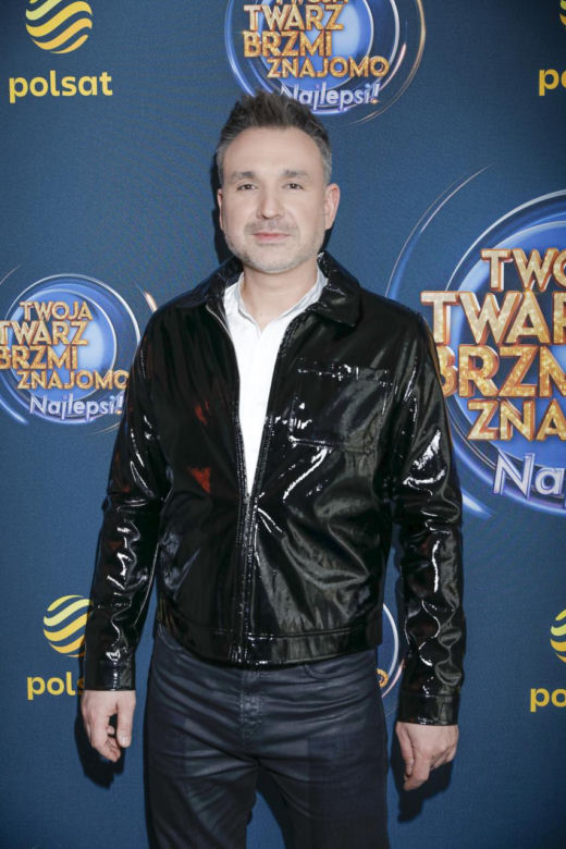Niecodzienne sceny na warszawskim lotnisku. Zwycięzca "The Voice of Poland" zaśpiewał hymn czasów PRL-u 