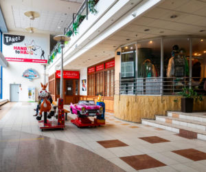 Tu lata 90. są wiecznie żywe. CH Land w Warszawie – skansen czeka na rozbiórkę