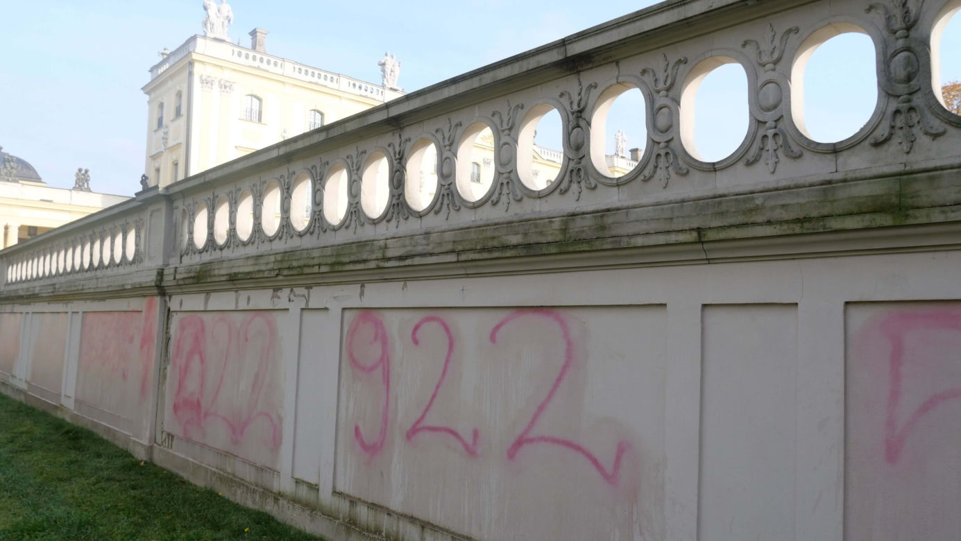 Pałac Branickich. Ktoś zdewastował ogrodzenie. "Potrzebujesz aborcji? Dzwoń" [WIDEO]