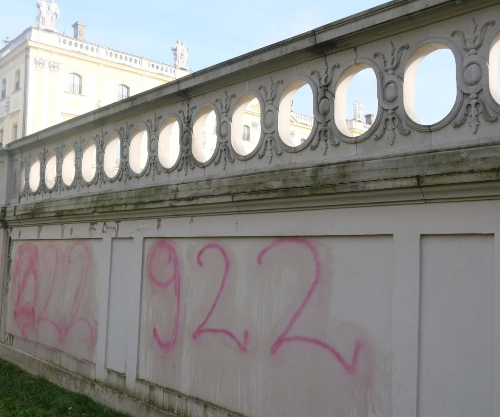 Pałac Branickich. Ktoś zdewastował ogrodzenie. Potrzebujesz aborcji? Dzwoń [WIDEO]