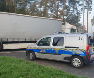 TIR zablokował skrzyżowanie przy jeziorze Głębokim