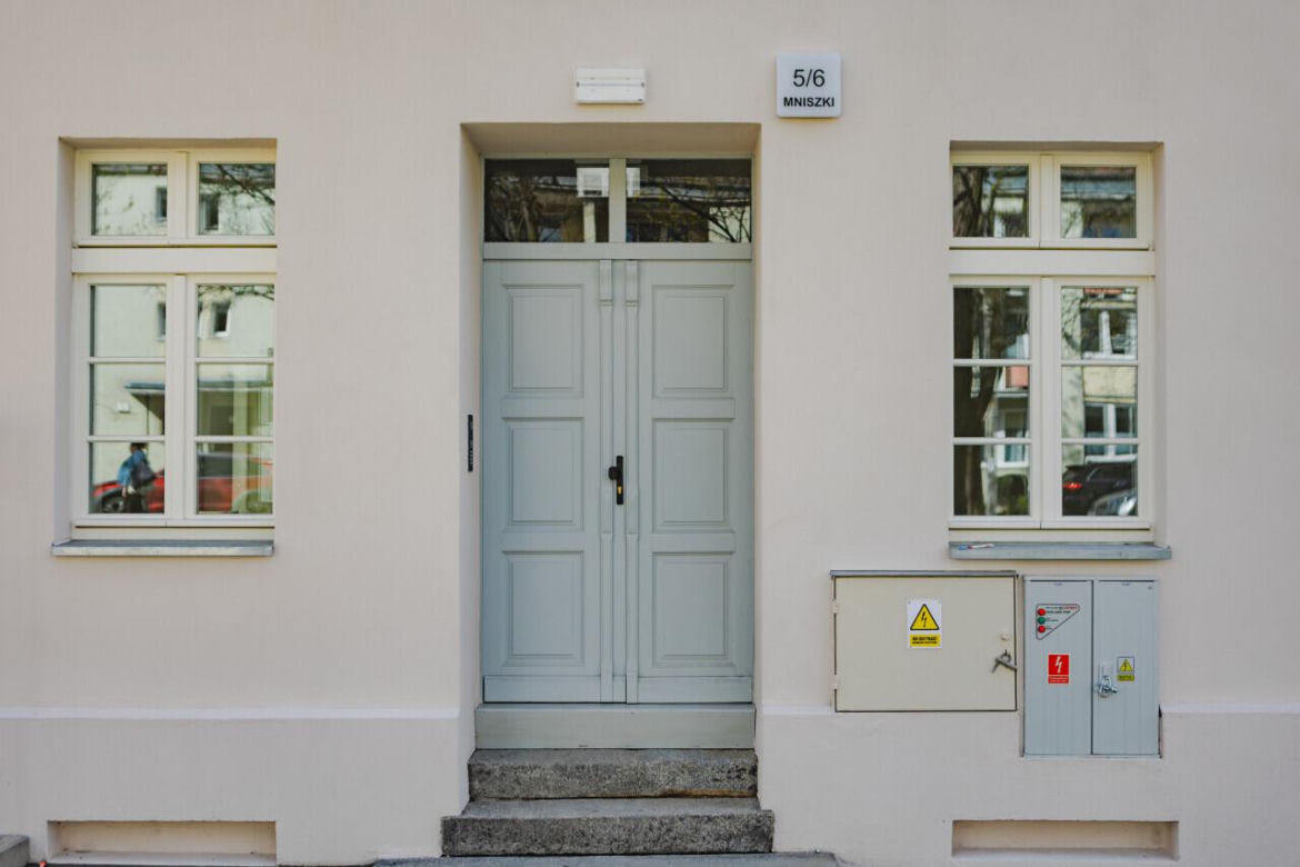 Kamienica z muralem przedstawiającym Pawła Adamowicza 
