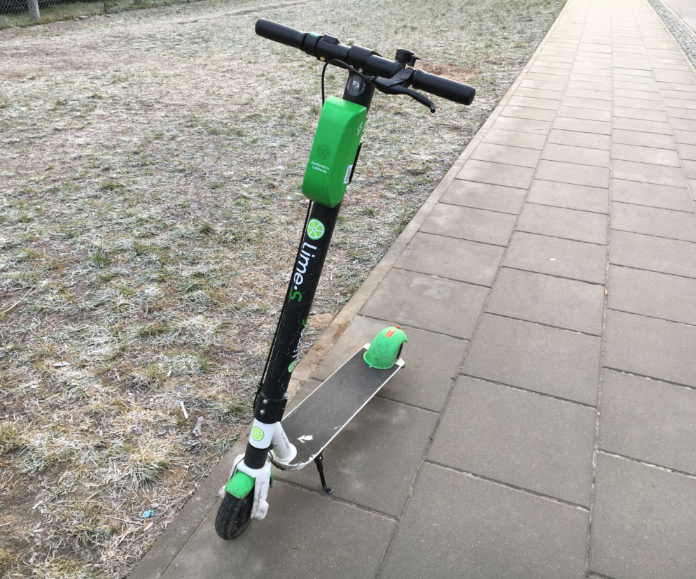 Hulajnogi tak, ale nie na środku chodnika. Apel Polskiego Związku Niewidomych