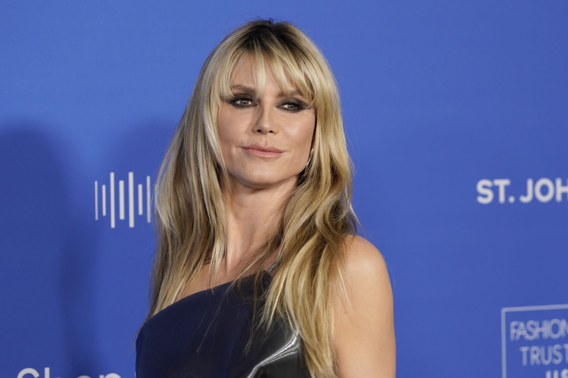 50-letnia Heidi Klum całkiem nago. Zakryła się tylko pudełkiem z chińszczyzną