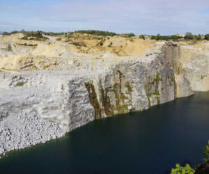 Zalane wyrobisko jest jednym z piękniejszych widoków, jakie można zobaczyć w kopalni granitu w Strzelinie