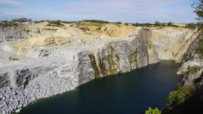 Zalane wyrobisko jest jednym z piękniejszych widoków, jakie można zobaczyć w kopalni granitu w Strzelinie