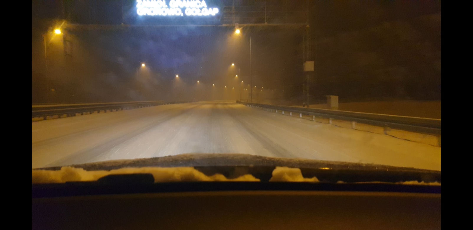 Trudne warunki na drogach Warmii i Mazur. Intensywne opady śniegu dają się we znaki kierowcom
