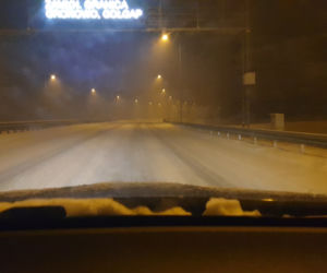 Trudne warunki na drogach Warmii i Mazur. Intensywne opady śniegu dają się we znaki kierowcom
