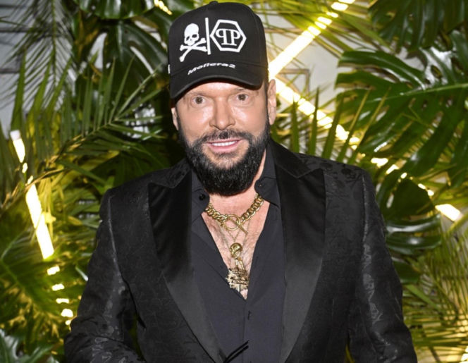 Krzysztof Rutkowski deklaruje się jako osoba wierząca. Tyle daje do koperty księdzu po kolędzie