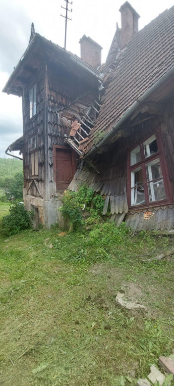 Zabytkowa drewniana plebania w Dydni popada w ruinę
