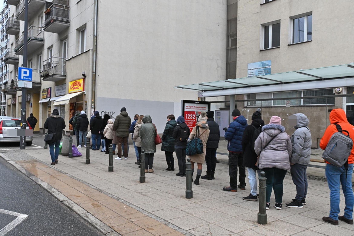 Gigantyczne kolejki po słodkości. Politycy z pączkami na ulicy. Tak wygądał tłusty czwartek w Warszawie