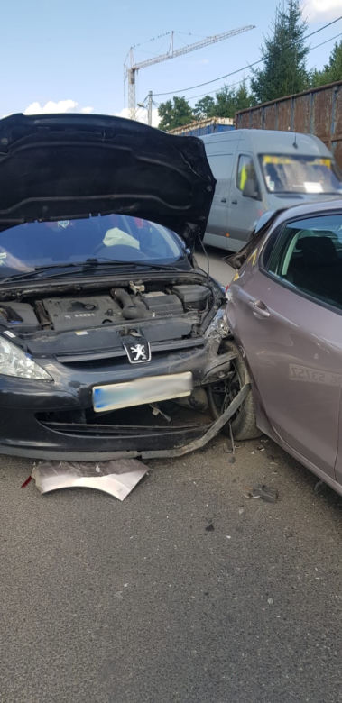 Potężna kraksa w Nowym Sączu. Zderzyły się cztery samochody i rower