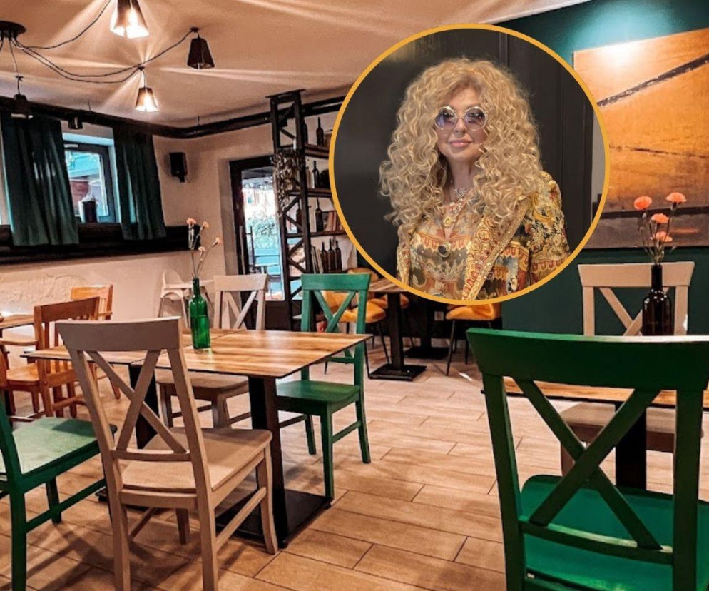 Wnętrze restauracji Paplucy w Zawierciu z drewnianymi stołami, krzesłami w odcieniach zieleni i beżu oraz wiszącymi lampami. W prawym górnym rogu okrągłe zdjęcie Magdy Gessler w okularach i kwiecistej bluzce. Więcej o Kuchennych Rewolucjach przeczytasz na naszym portalu.