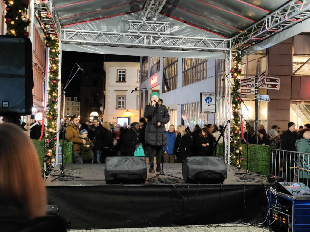 To jeden z najpopularniejszych jarmarków bożonarodzeniowych na świecie! Jak wygląda świąteczna atmosfera w Pradze?