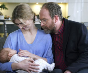 	Barwy szczęścia, odc. 2268. Iwona (Izabela Zwierzyńska), Marek (Marcin Perchuć), ich córka Wioletka (Aurelia Żarnowiecka)