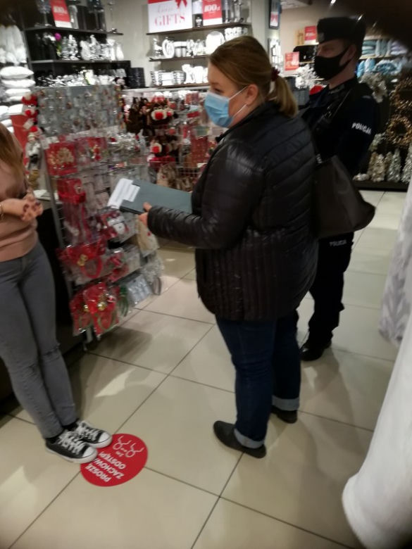 Toruń: Sanepid i policja w galeriach handlowych. To nie koniec