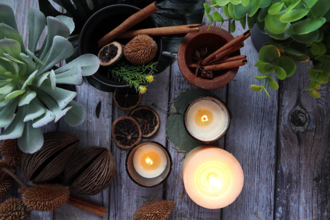 Naukowcy wskazali, jak powinno pachnieć w domu. Ten zapach sprawia, że domownicy czują się lepiej, w powietrzu unosi się aura spokoju. Wyjaśniamy, jak zrobić takie perfumy do pomieszczeń 