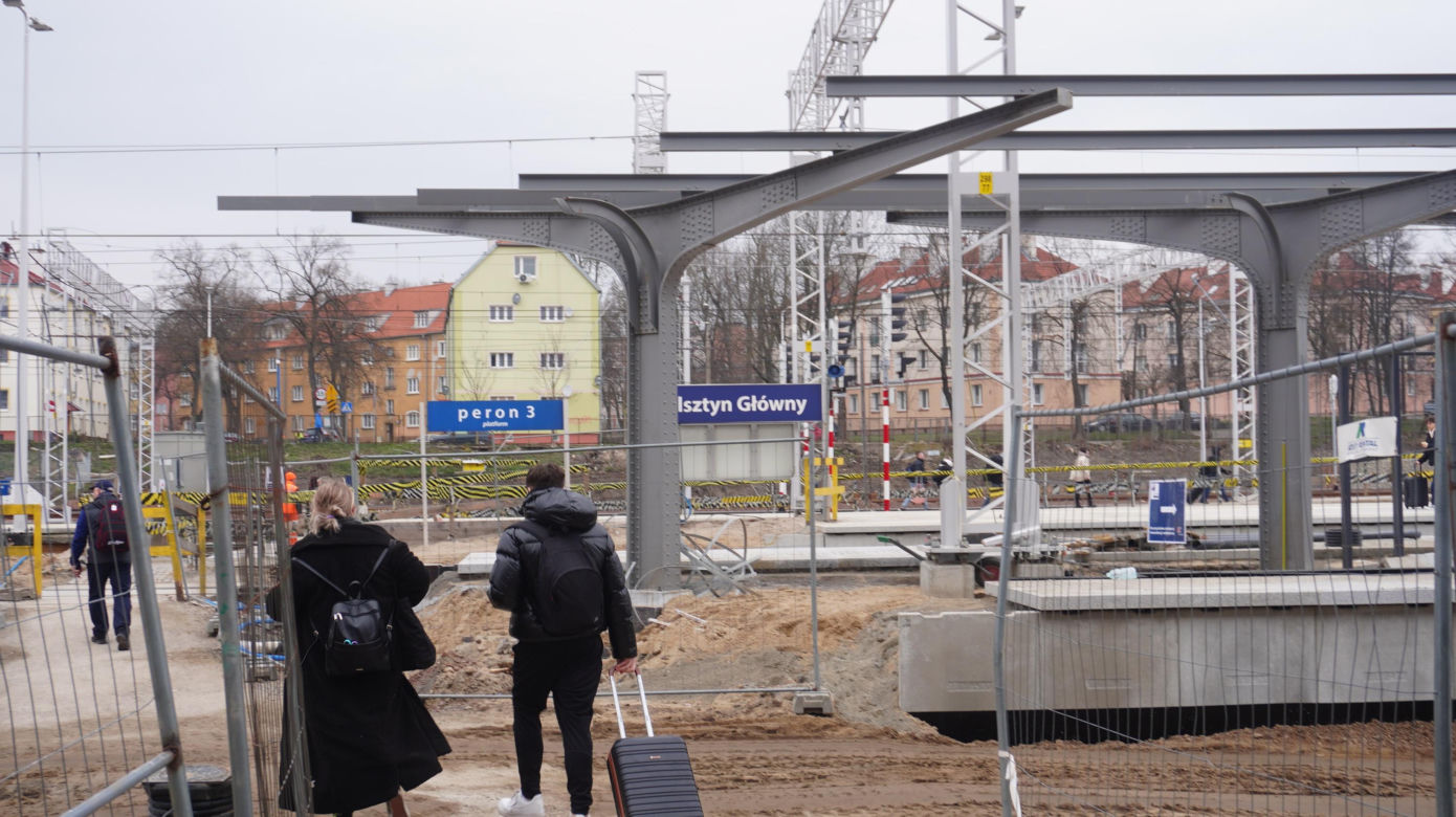 Dworzec Olsztyn Główny coraz bliżej. Postępują prace przy budynku oraz na peronach