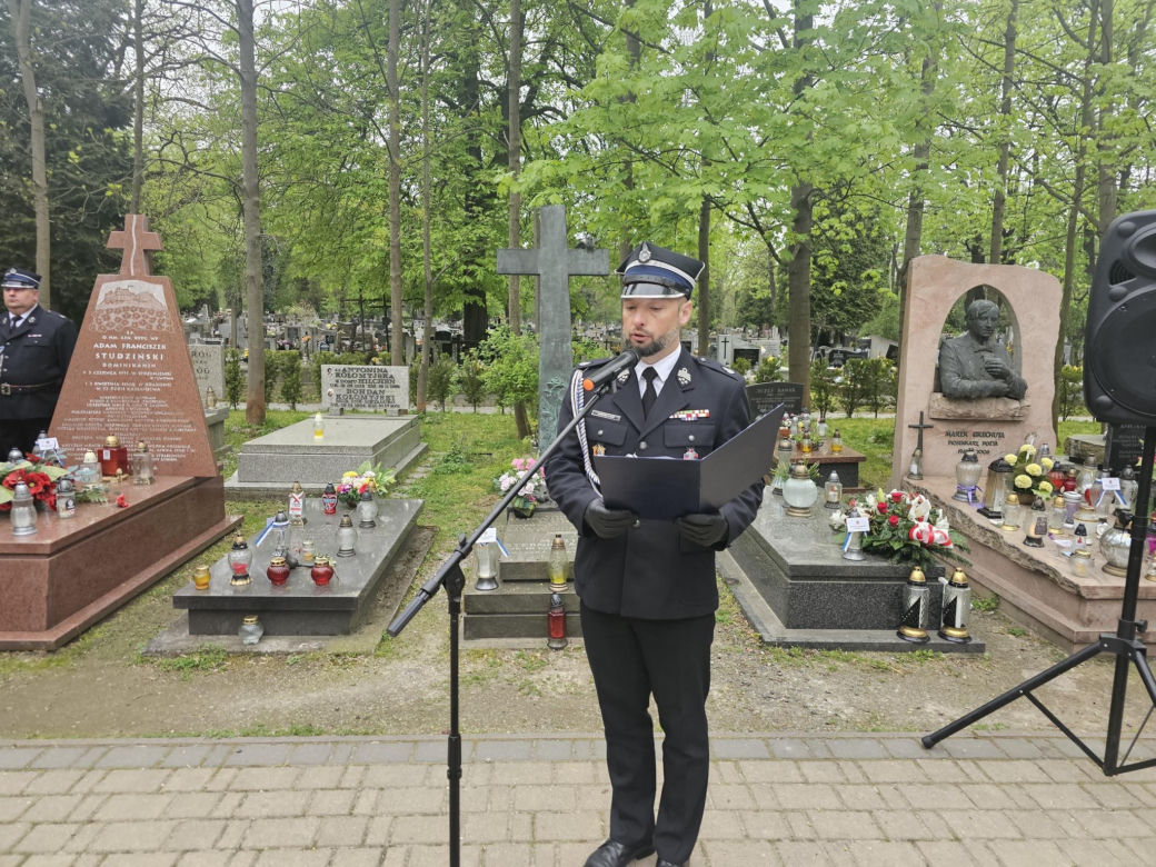 Kraków. Andrzej Duda ukląkł przed grobem posła PSL. Prezydent uczcił rocznicę katastrofy smoleńskiej