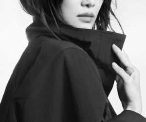 Moda na wiosnę i lato 2026 zaskakuje tkaninami i fakturami. Artystyczne kroje i dopracowane detale