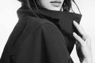 Moda na wiosnę i lato 2026 zaskakuje tkaninami i fakturami. Artystyczne kroje i dopracowane detale