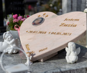 Grób małej Zuzi, którą zabiła matka