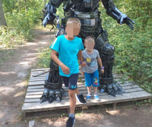  Mieszkańcy osiedla gdzie doszło do morderstwa trójki dzieci boja się o swoje życie. Morderca ich nawiedza.