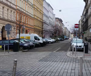 Pełne parkingi na ulicach