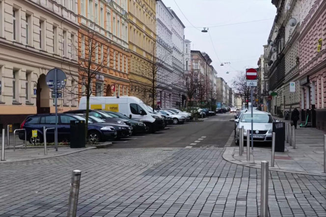 Pełne parkingi na ulicach