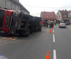 Koszmarny wypadek Osiu! Ciężarówka z drewnem przewróciła się i zmiażdżyła osobówkę! [ZDJĘCIA]
