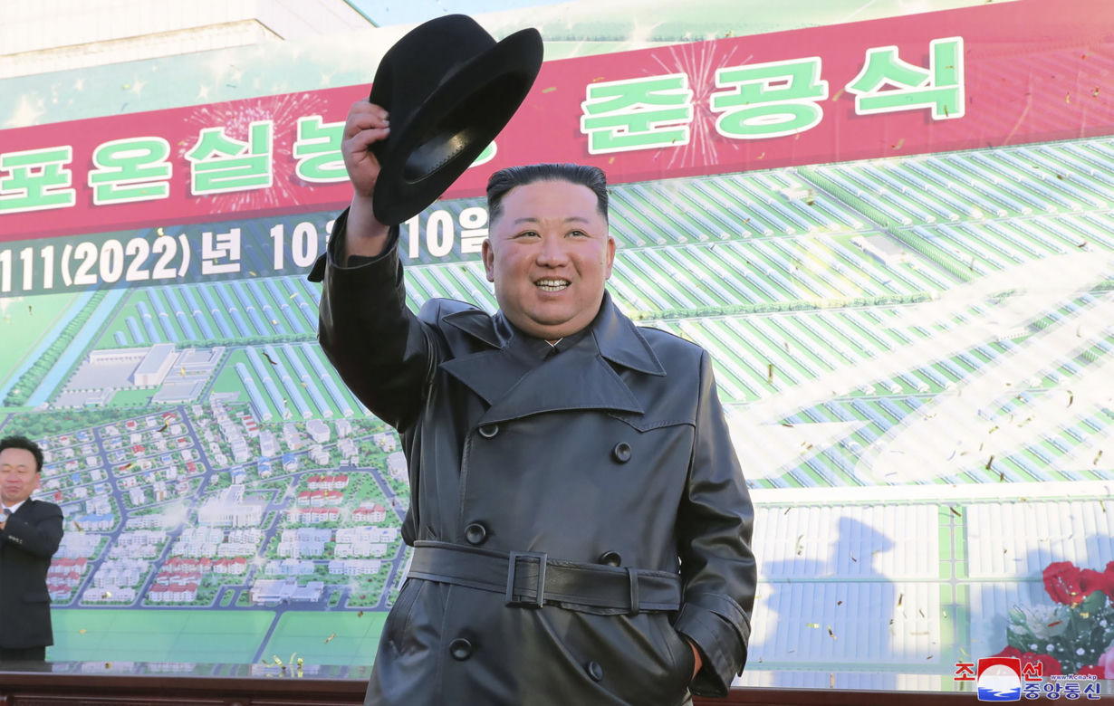  Kim Dzong Un zmienia stylówkę! Drwinom nie ma końca. "Jak influenserka na wakacjach"