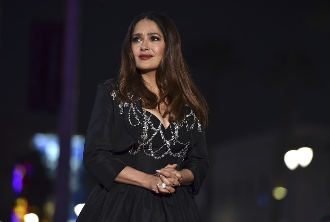 Salma Hayek kwitnie. 55-letnia aktorka prezentuje odważne zdjęcie w kostiumie kąpielowym