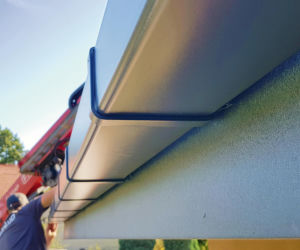 Montaż haków rynien do deski okapowej to solidne zamocowanie