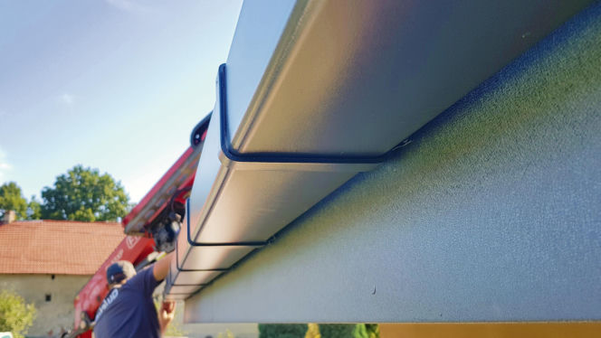 Montaż haków rynien do deski okapowej to solidne zamocowanie