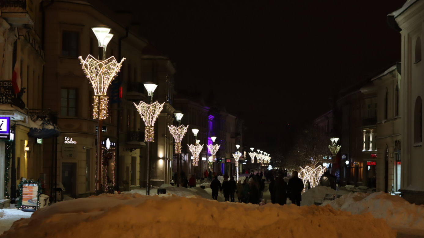 Lublin wieczorową porą. W mieście świąteczne ozdoby i hałdy śniegu. Zobacz zdjęcia!