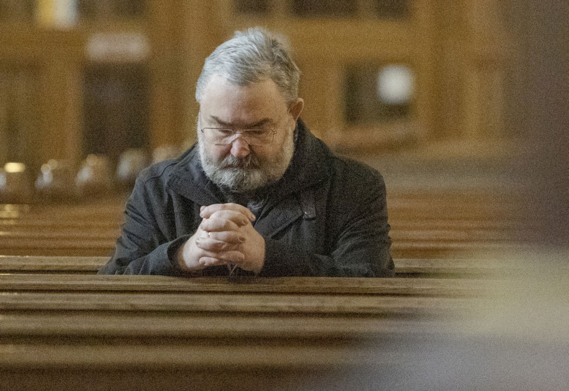 Karol Karski kupił mini oscypka i poszedł do kościoła