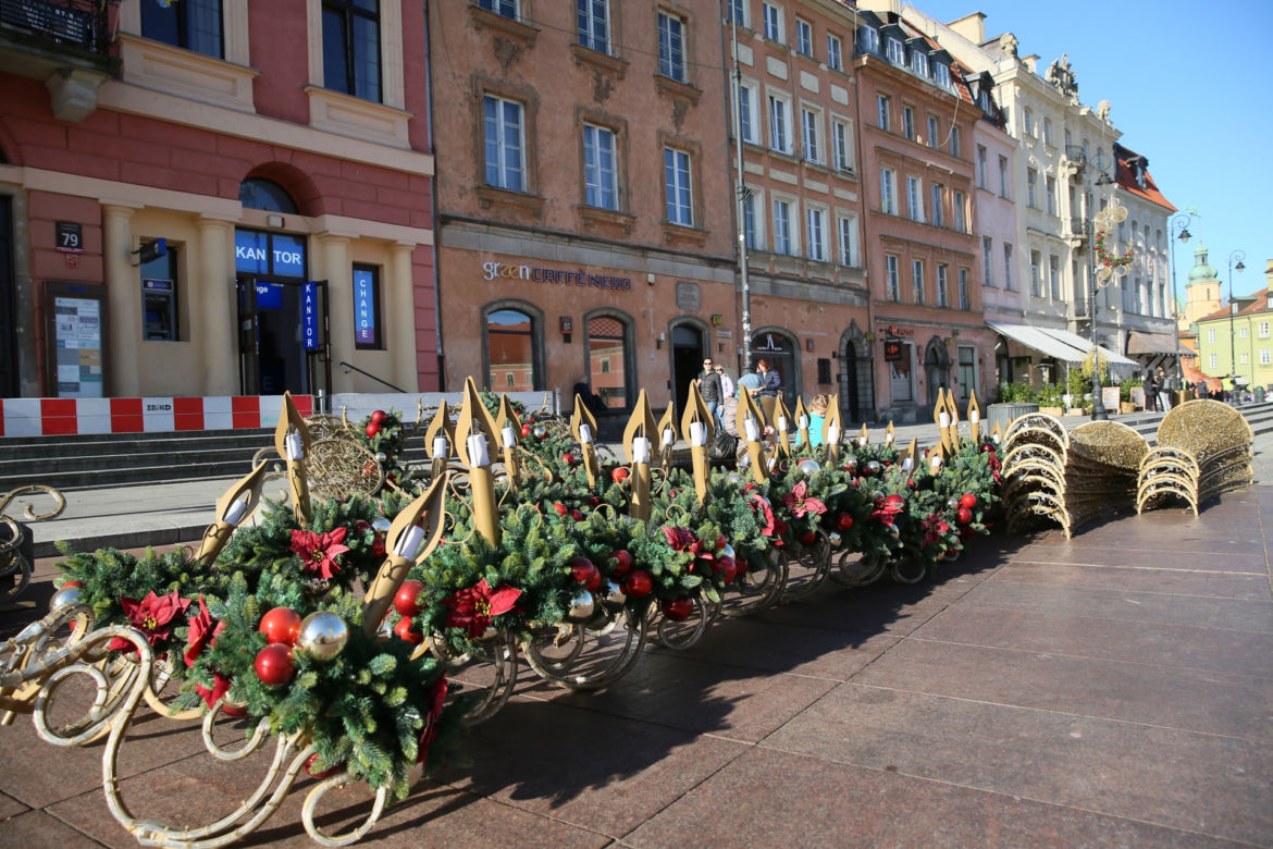 Warszawa rozwiesza świąteczną iluminację mimo wysokich cen prądu. Rafał Trzaskowski odpowiada