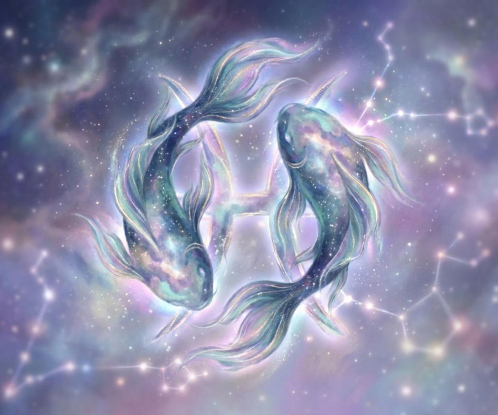 Dwie stylizowane ryby, symbol znaku zodiaku Ryb, wirują w eterycznej, fioletowo-niebieskiej galaktyce pełnej gwiazd. Delikatne, mieniące się kolory i rozsypane punkty światła podkreślają mistyczny charakter, nawiązując do horoskopu dziennego Ryb, o którym przeczytasz na naszym portalu.