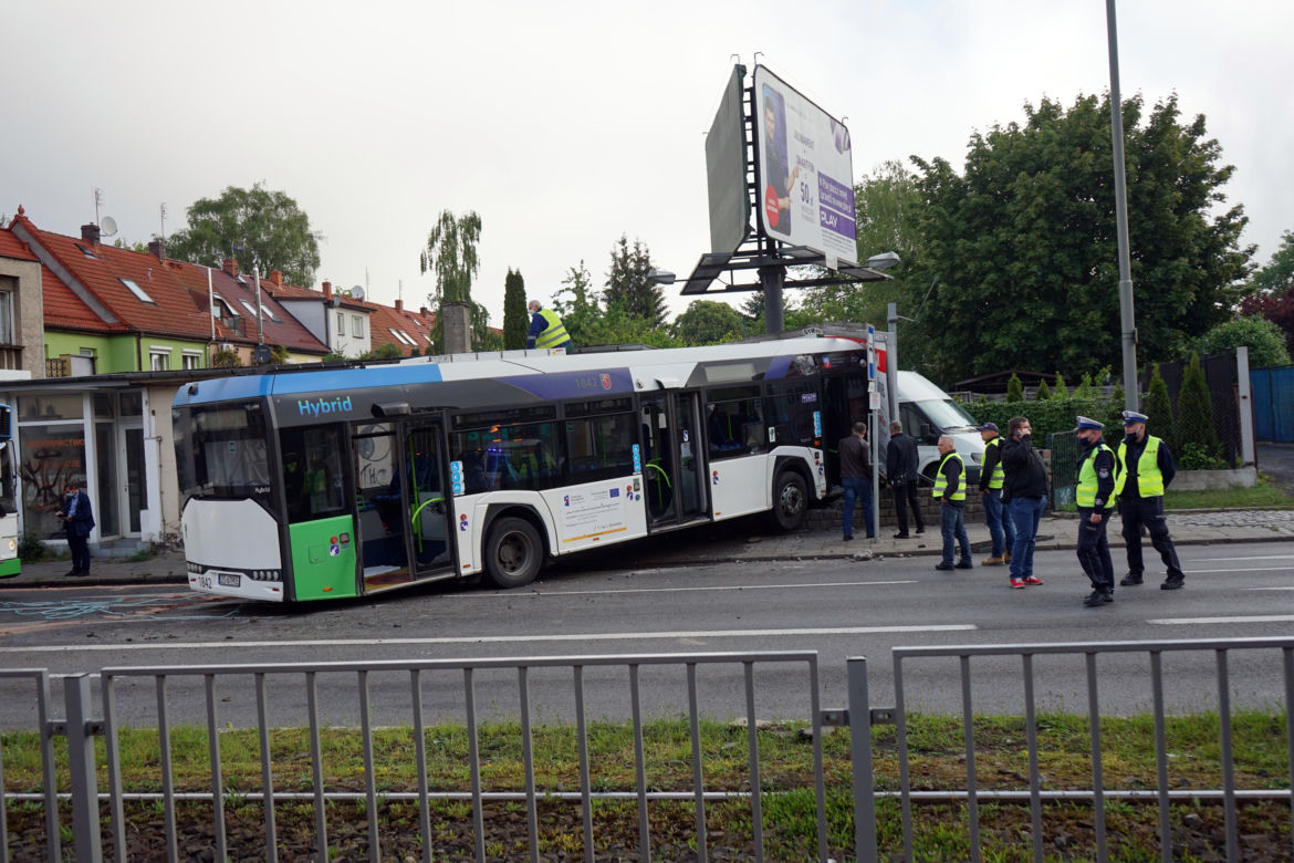 WYPADEK AUTOBUSU