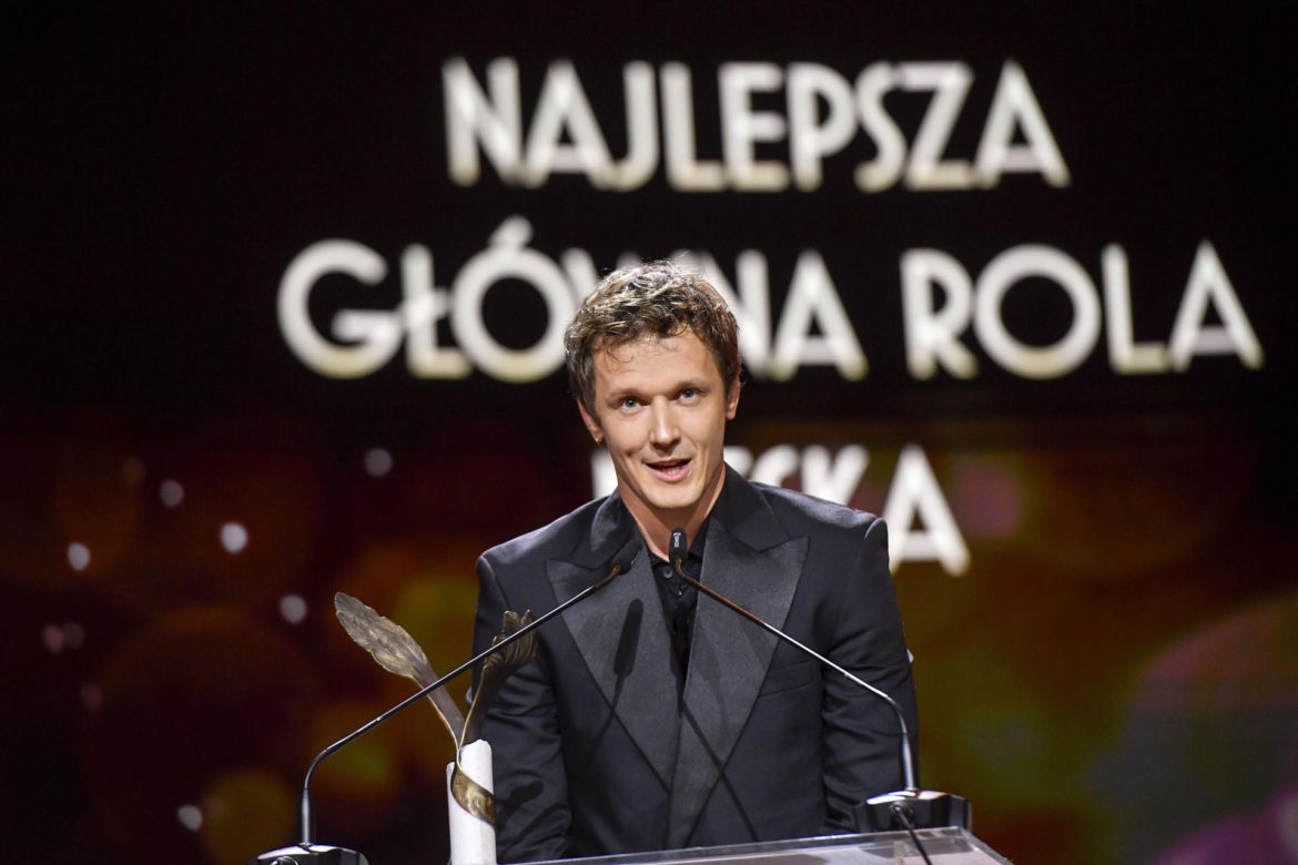 Filip Pławiak kiedyś i dziś. Tak przez lata zmieniał się ulubieniec widzów z serialu "Chyłka"