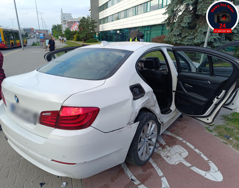 Wypadek w Al. Jerozolimskich. Kierowca z epilepsją wjechał w barierki