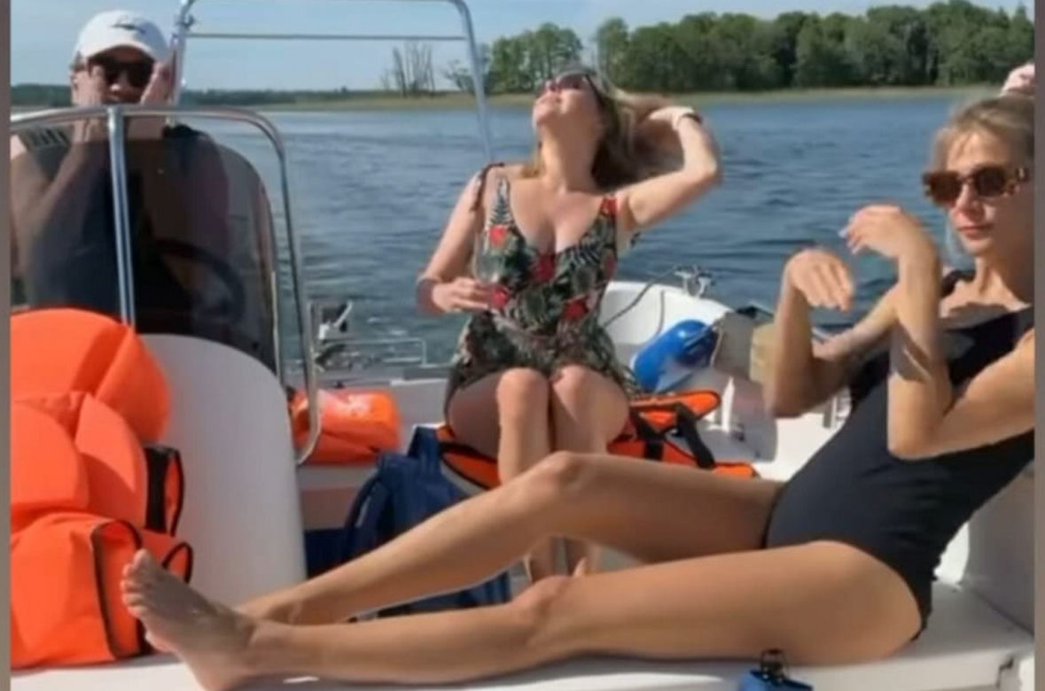 Ola Kwaśniewska szaleje na łodzi 