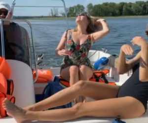 Ola Kwaśniewska szaleje na łodzi 