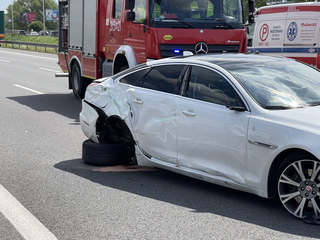Jaguar stracił koła, mercedes wbił się w ciężarówkę. Spektakularne zderzenie na S8 w Warszawie
