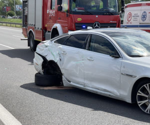 Jaguar stracił koła, mercedes wbił się w ciężarówkę. Spektakularne zderzenie na S8 w Warszawie