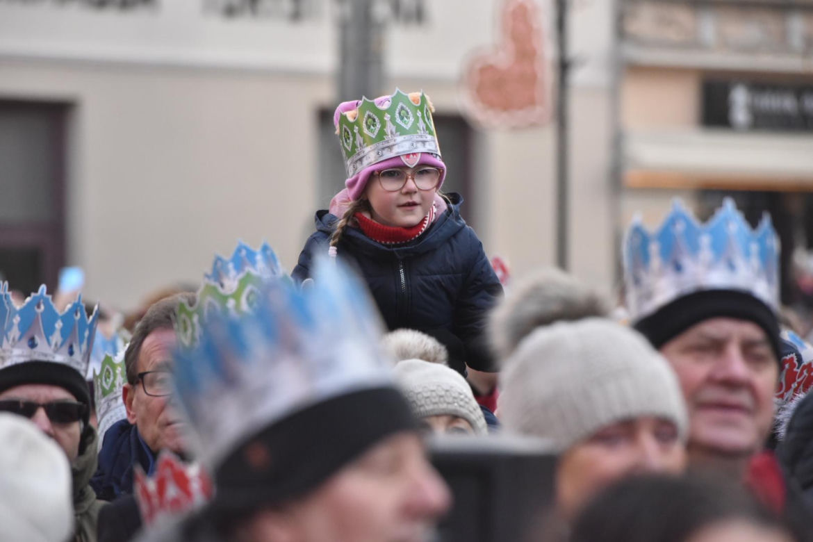 Orszak Trzech Króli 2026 w Toruniu. Zdjęcia z samego serca starówki